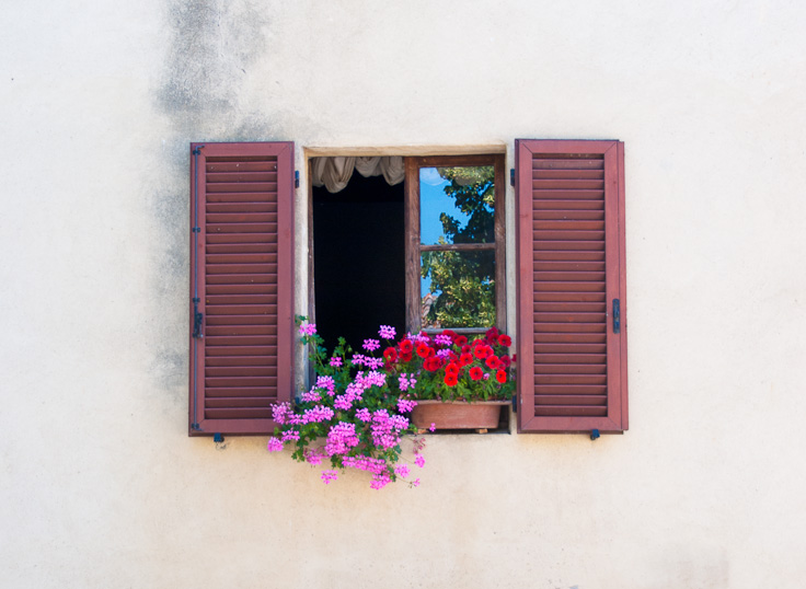 Window_DSC07186.jpg - #0150_Shuttered Window with flowers, Pienza, Italy