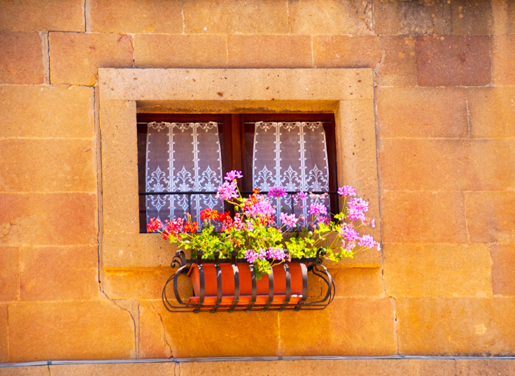 Window_DSC07421.jpg - #0153_Yellow stone and lace curtains, Civita d' Bagnoregio, Italy
