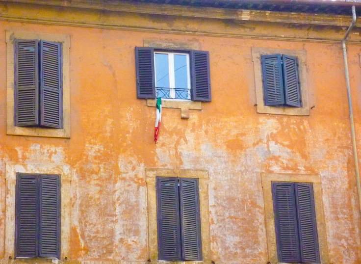 Windows_P1030084.jpg - #0146_Italian Flag in Window, Rome, Italy