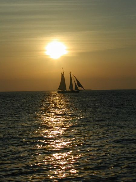 Sunset_Sailboat-w.jpg - Sunset sail